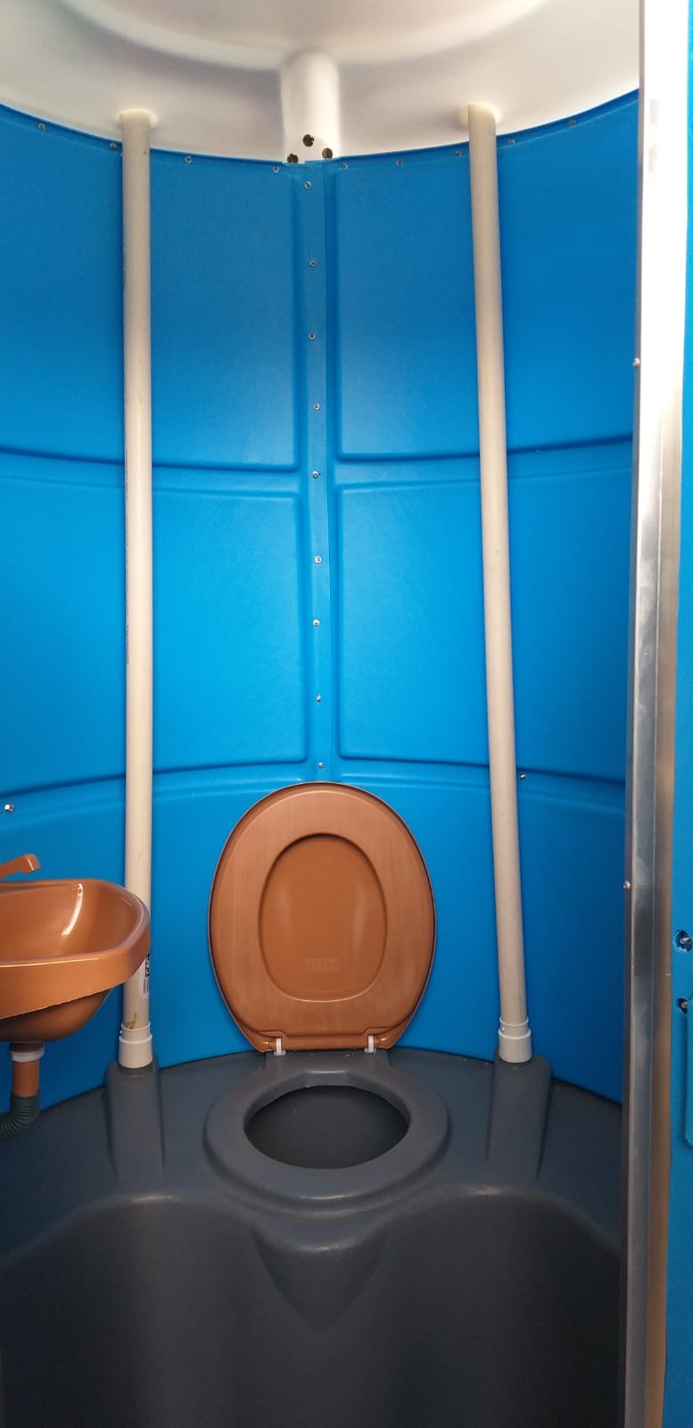 Banheiro químico DSM — Interior e reservatório